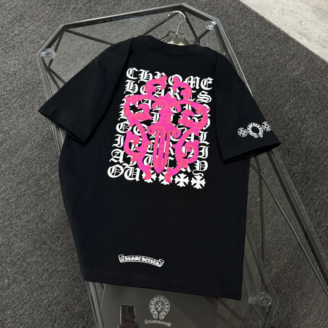 P170 Chrome Hearts 25 high-end versions. The fabric is made of 300 grams of high-density pure cotton. It does not deform or shrink. It has three labels. It is the same style for men and women. Technology: suede foaming + digital printing. Color: white, black. SIZE: S-XL.